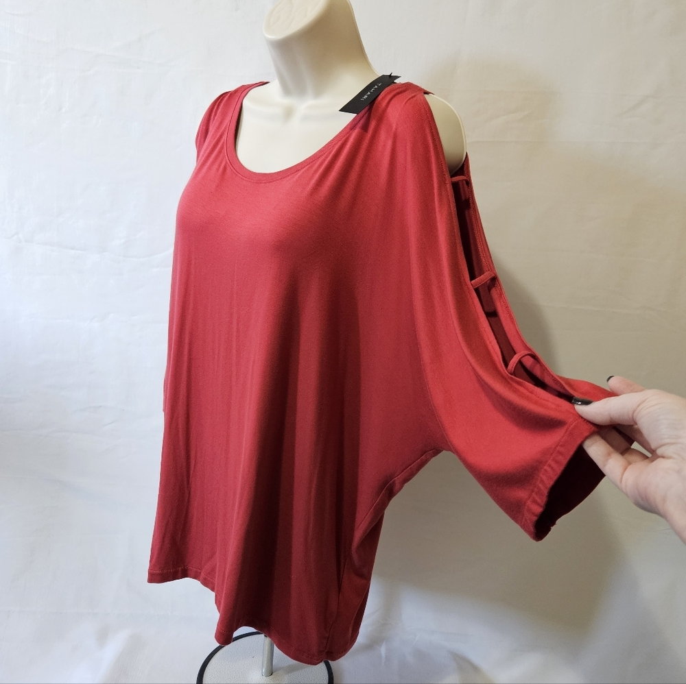 [NWT] Tahari Cold Shoulder Ladder Cut Short Sleeve Pullover Top - Picture 5 of 8